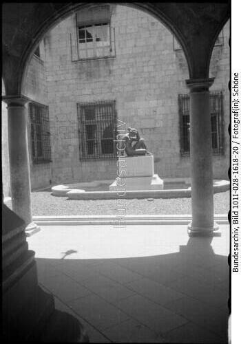 Frankreich, Perpignan, Rathaus mit Denkmal