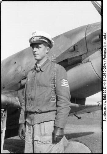 Kreta, Flugfeld, Ernst Düllberg vor Flugzeug Me 109