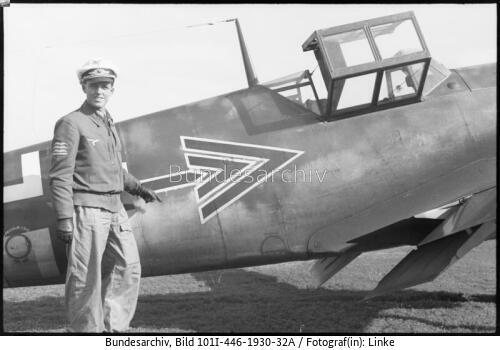 Kreta, Flugfeld, Ernst Düllberg vor Flugzeug Me 109