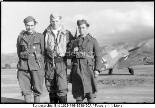 Kreta, Pilot des JG 27 mit italienischen Soldaten