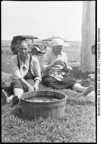 Russland, Frau auf Feld