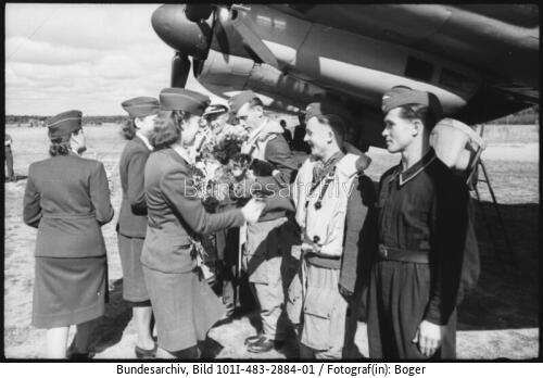 Frankreich, Flugfeld, 2000. Feindflug, Lw-Helferinnen