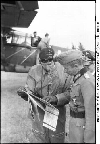 Russland, 1000. Feindflug, Flugzeug Hs 126, Pilot und General