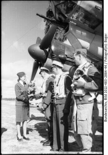 Frankreich, Flugfeld, 2000. Feindflug, Lw-Helferinnen