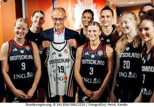 Bundeskanzler Friedrich Merz beim Eröffnungsspiel der Frauen-Basketball-WM 2026