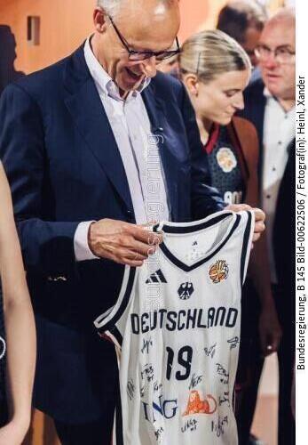 Bundeskanzler Friedrich Merz beim Eröffnungsspiel der Frauen-Basketball-WM 2026