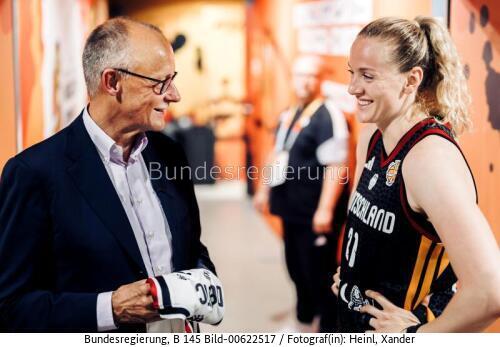 Bundeskanzler Friedrich Merz beim Eröffnungsspiel der Frauen-Basketball-WM 2026