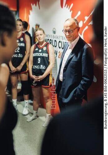 Bundeskanzler Friedrich Merz beim Eröffnungsspiel der Frauen-Basketball-WM 2026