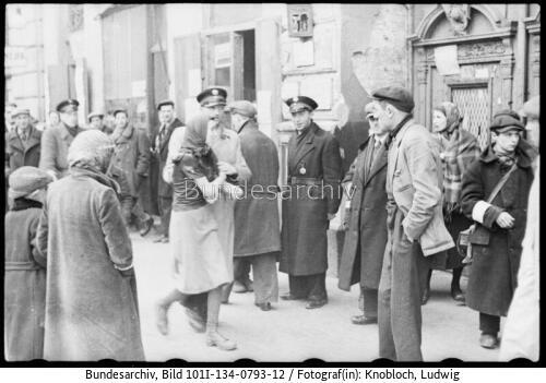 Polen, Ghetto Warschau, Festnahme einer Frau (?)