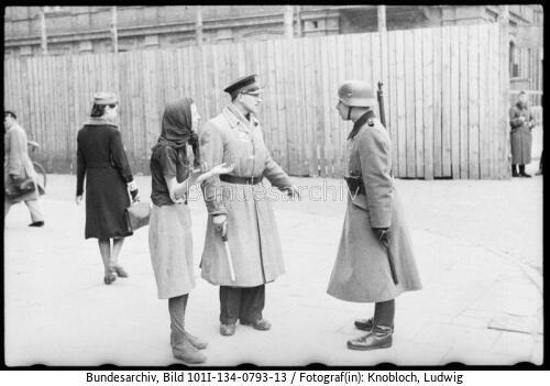 Polen, Ghetto Warschau, Festnahme einer Frau (?)
