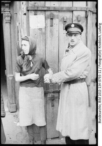 Polen, Ghetto Warschau, Festnahme einer Frau (?)