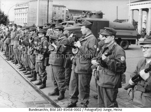 Berlin, Mauerbau, Brandenburger Tor, Kampfgruppen