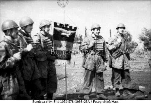 Italien, bei Monte <span class="match">Cassino</span>, italienische Soldaten mit Flagge