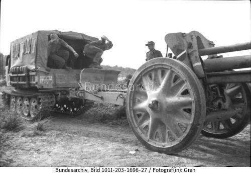 Albanien, Kanone hinter Raupenschlepper Ost