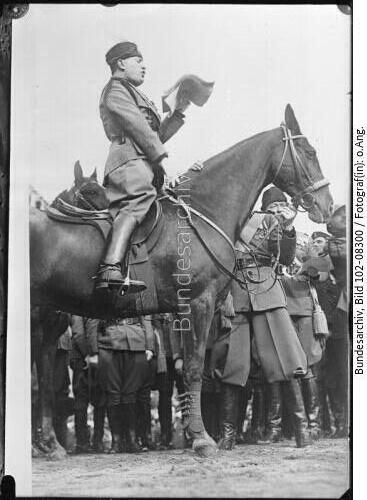 Benito Mussolini bei einer Ansprache
