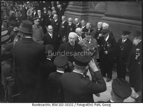 Speyer, Hindenburg beim Verlassen des Rathauses