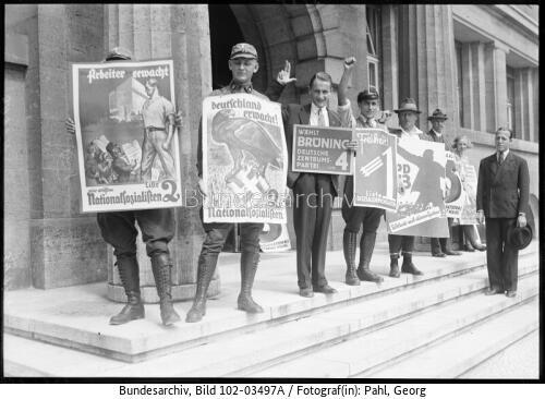 Berlin, Reichstagswahl, Propaganda vor Wahllokal