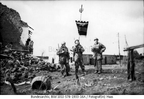 Italien, bei Monte <span class="match">Cassino</span>, italienische Soldaten mit Flagge