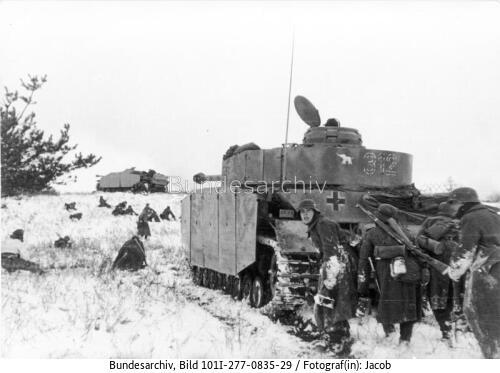 Russland, Panzer IV und Infanterie