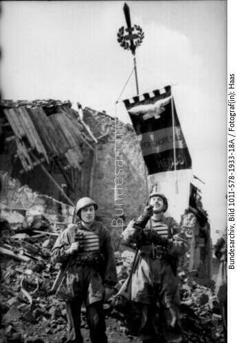 Italien, bei Monte <span class="match">Cassino</span>, italienische Soldaten mit Flagge