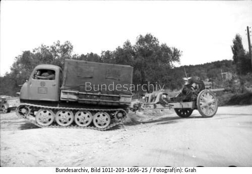 Albanien, Raupenschlepper Ost mit Kanone