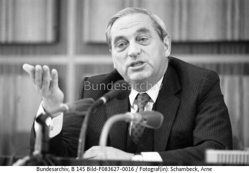 Bonn, Karl Otto Pöhl auf Pressekonferenz