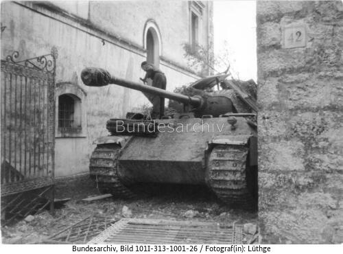 Italien, Panzer V (Panther) in Ortschaft