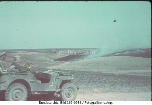 Russland, Jeep vor Steppenbrand