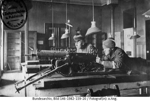 Revolution in Bayern, Männer mit Maxim MG 08 auf Schlitten 08