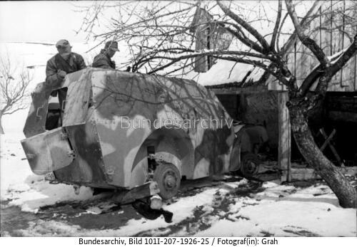 Jugoslawien, Zerlegen eines Panzerwagens