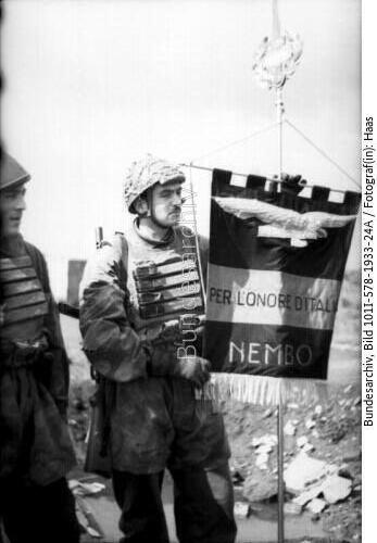 Italien, bei Monte <span class="match">Cassino</span>, italienische Soldaten mit Flagge