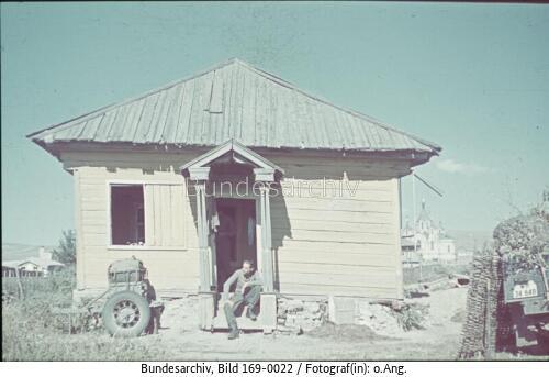 Russland, bei Stalingrad, Soldat in Ortschaft