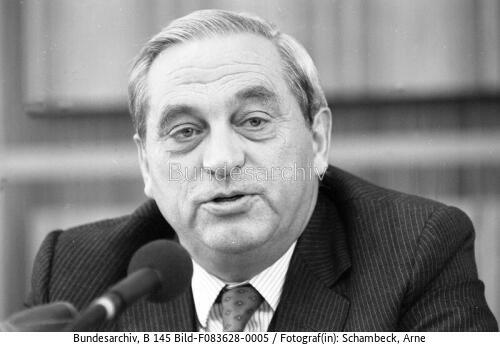Bonn, Karl Otto Pöhl auf Pressekonferenz