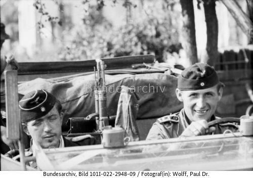 Russland, Panzersoldaten im Pkw