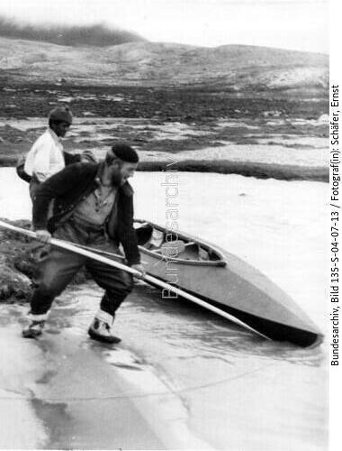 Tibetexpedition, Zuwasserlassen eines Faltbootes