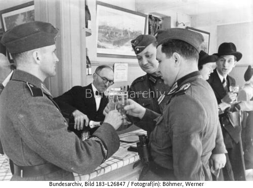 Bordeaux, deutsche Soldaten auf Turfplatz