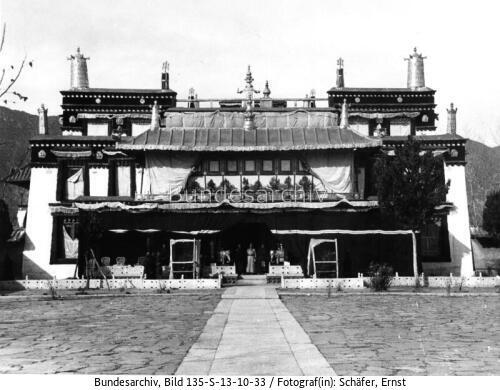 Tibetexpedition, Repräsentatives Gebäude
