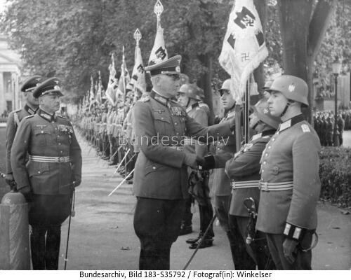 von Blomberg übergibt Fahnen und Standarten