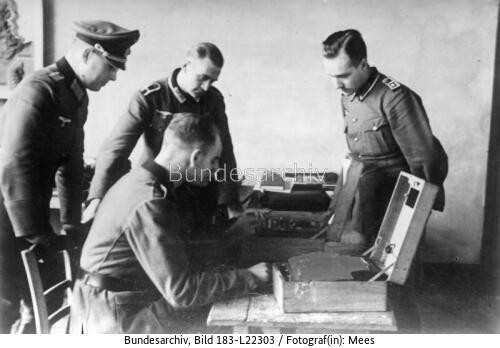 Funker mit Verschlüsselungsgerät "Enigma"