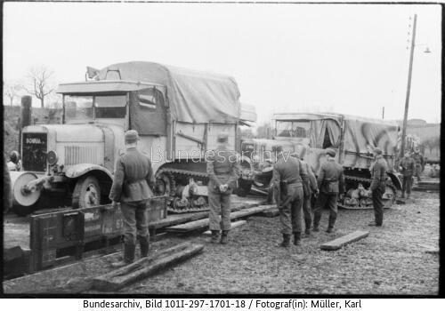 Belgien (?), Nachschub per Eisenbahn, Somua-LKW