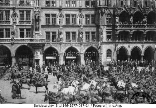 Müchen, Marienplatz, Truppeneinmarsch