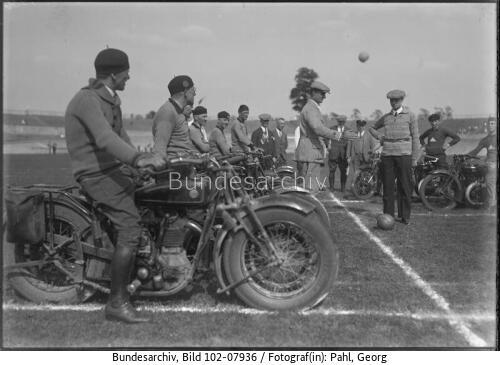 Berlin, Fußballspiel mit dem Motorrad