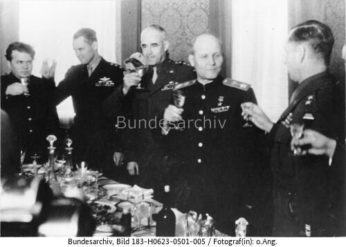 Bei Torgau, Marschall Konew, General Bradley