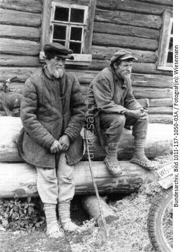 Russland, alte Männer vor Holzhaus
