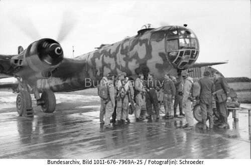 Flugzeug Heinkel He 177 mit Tarnanstrich