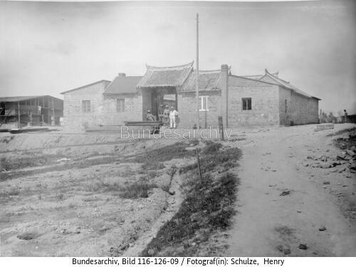 Tsingtau, Soldaten vor Gebäude