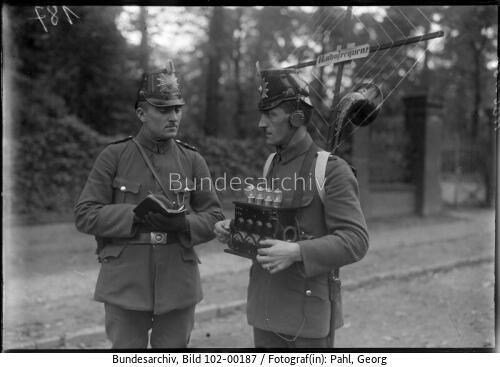 Berlin, Polizei mit Radiogerät