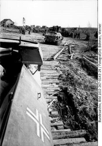 Russland, Schützenpanzer überqueren Behelfssteg