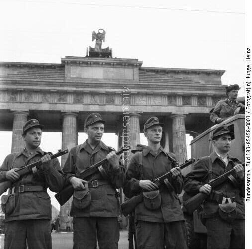 Berlin, Mauerbau, Brandenburger Tor, Kampfgruppen