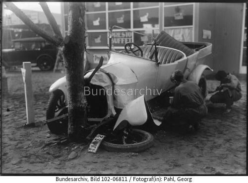 Berlin, IAA, Nachstellen eines Unfalls